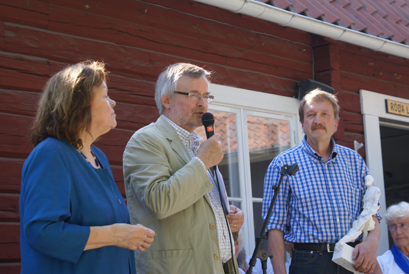Från vänster Aase Fridegård Penayo, Mats O Karlsson och Rune Rydelius vid presentationen den 6 juni 2008 av Rydelius skisser till statyn av Jan Fridegård som visas på Wallinska gården.